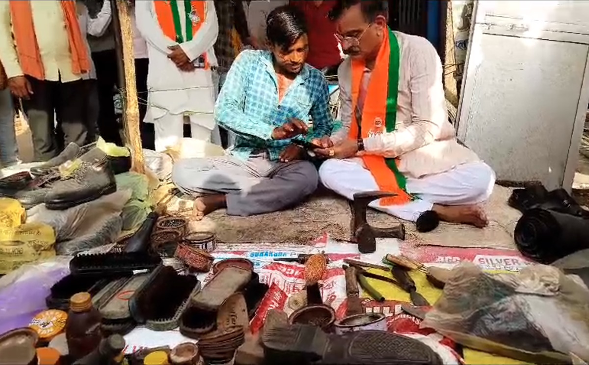 VD शर्मा ने फुटपाथ पर बैठे मोची को बनाया BJP का सदस्य, हाट बजार पहुंचकर मोबाइल से खुद भरा फॉर्म, देखें Video
