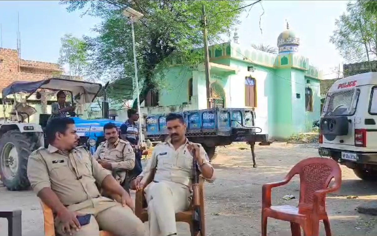 झांकी निकालने को लेकर 2 समुदायों में विवाद: गुस्साई भीड़ ने बाइक में लगाई आग, जेसीबी में की तोड़फोड़, गांव में पुलिस तैनात