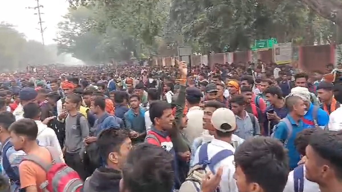 आर्मी भर्ती के लिए पहुंचे क्षमता से अधिक अभ्यर्थी हुए उग्र,  जमकर काटा बवाल, पुलिस ने किया बल प्रयोग, देखें VIDEO