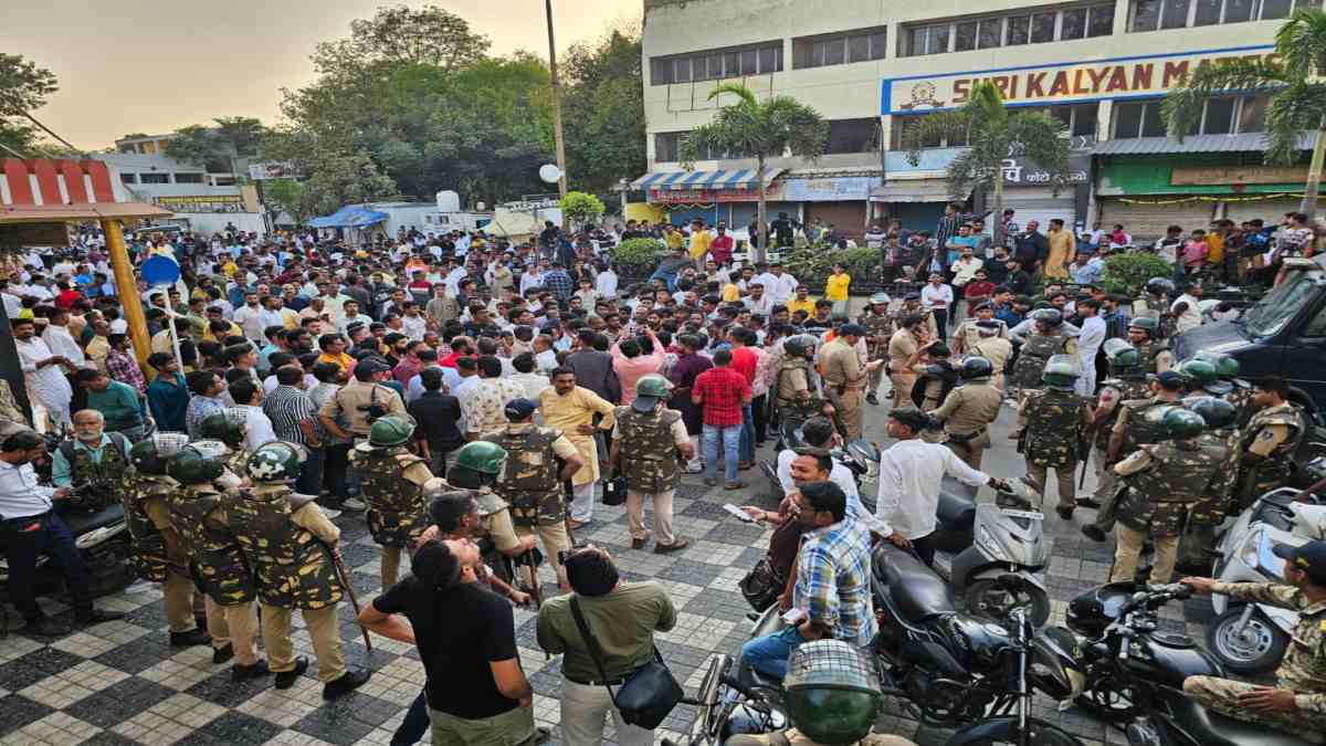 इंदौर में विवाद के बाद तनाव: हिंदू संगठनों ने थाने का किया घेराव, पुलिस ने निकाला फ्लैग मार्च, DCP बोले- दोषियों पर होगी सख्त कार्रवाई