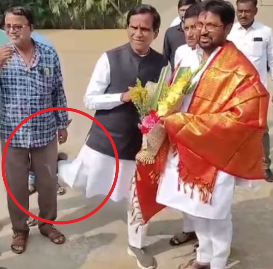 फोटो फ्रेम में आ रहे कार्यकर्ता को पूर्व केंद्रीय मंत्री ने मारी लात, देखें VIDEO- BJP Leader Kicks Man