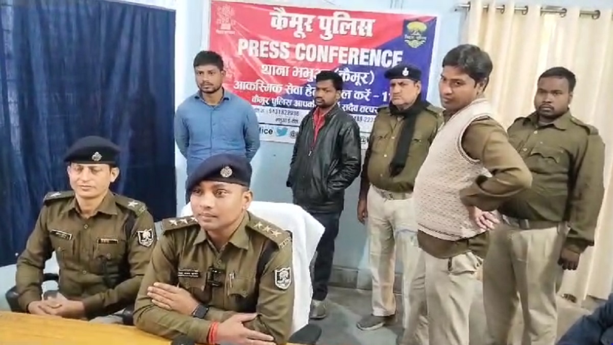कैमूर में नकली नोट बनाने वाले केमीकल के साथ दो शातिर गिरफ्तार, झांसा देकर लोगों से इस तरह करते थे पैसों की ठगी