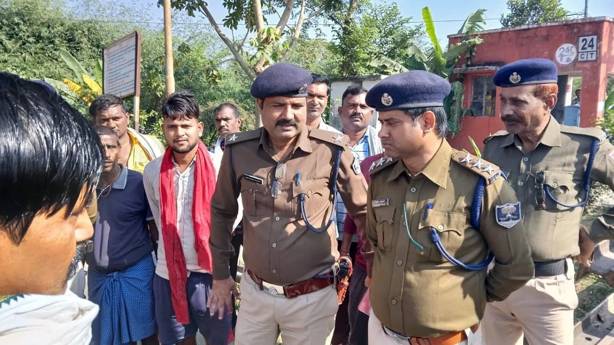बड़ा हादसा: रेलवे ट्रैक की मरम्मत में जुटे थे मजदूर, तभी अचानक पटरी पर आ गई ट्रेन, दो की मौत, एक घायल