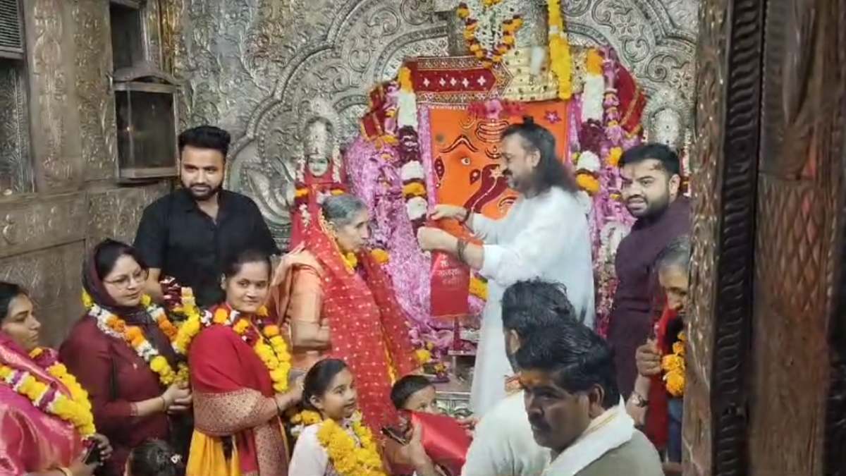इंदौर पहुंचीं PM मोदी की पत्नी जशोदाबेन मोदी, परिवार संग खजराना गणेश मंदिर के किए दर्शन