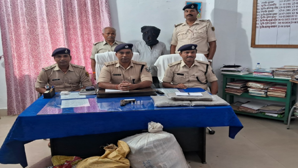 Smuggler Arrested: 36 किलो गांजा के साथ तस्कर गिरफ्तार, घर से हथियार भी बरामद