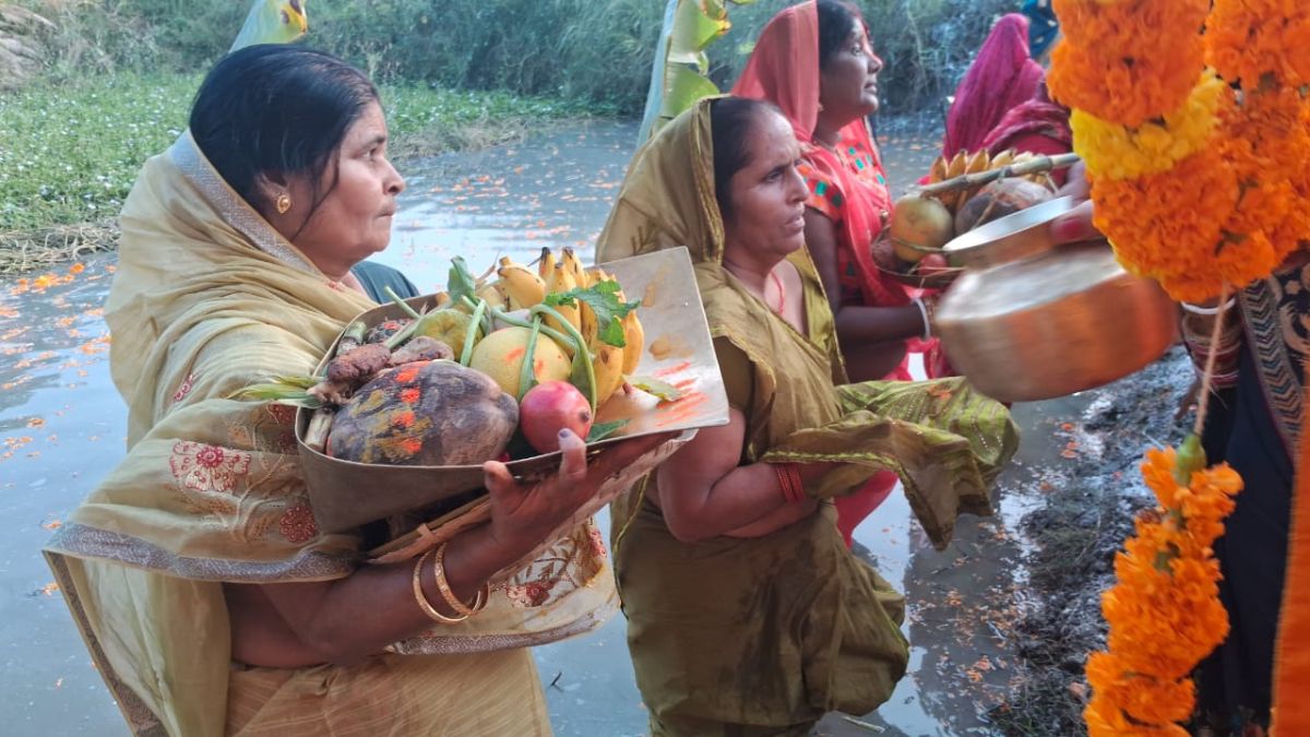 Chhath Puja 2024: सारण के हरपुर परसा में छठ व्रतियों ने दिया अस्ताचलगामी सूर्य को अर्घ्य, की गांव के सुख-समृद्धि की कामना