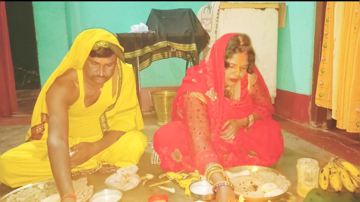 Chhath Puja 2024: 9 वर्षों से ग्रामीण दंपति करते आ रहे हैं लोक आस्था का महापर्व छठ पूजा, दंड प्रणाम करते हुए जाते हैं छठ घाट