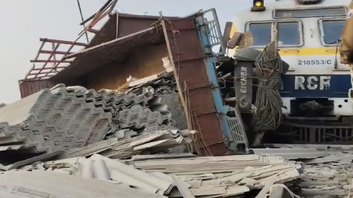 देवघर में ट्रक से टकराई पैसेंजर ट्रेन, रेल हादसे में बाल-बाल बची यात्रियों की जान
