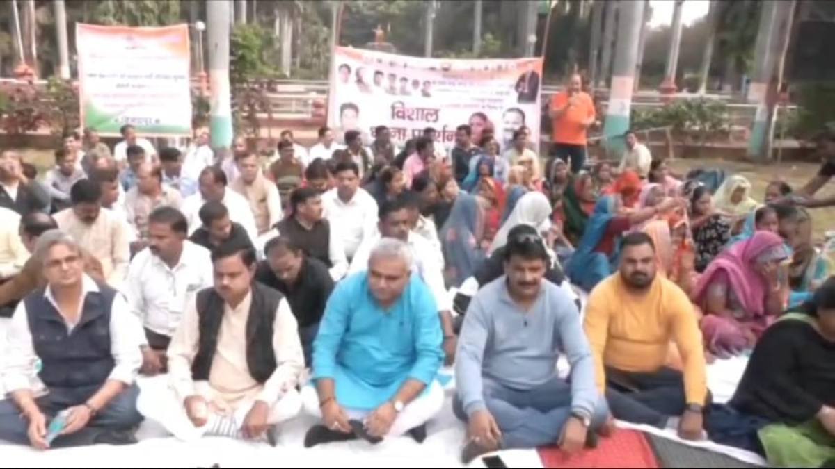 फायरिंग को लेकर कांग्रेस का धरना प्रदर्शन: बीजेपी पर अदिवासियों और दलितों को परेशान करने का लगाया आरोप