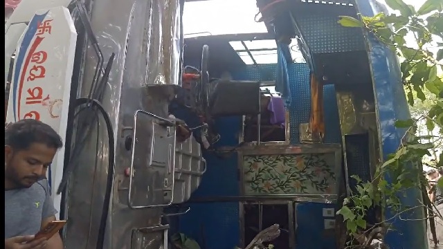 नयागढ़ : बस पलटने से एक व्यक्ति की मौत, 30 से अधिक घायल