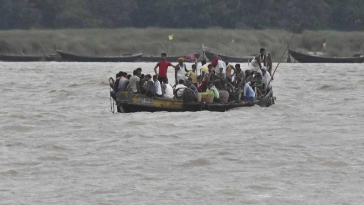 Katihar Boat Accident: कटिहार में बड़ा नाव हादसा, लोगों से भरी नाव गंगा में पलटी, कई लापता