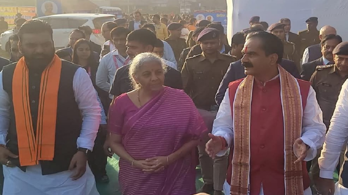 केंद्रीय वित्त मंत्री निर्मला सीतारमण ने लाभार्थियों को बांटा 13,88 करोड़, कहा- बहुत जल्द तीसरे स्थान पर होगी देश की अर्थव्यवस्था