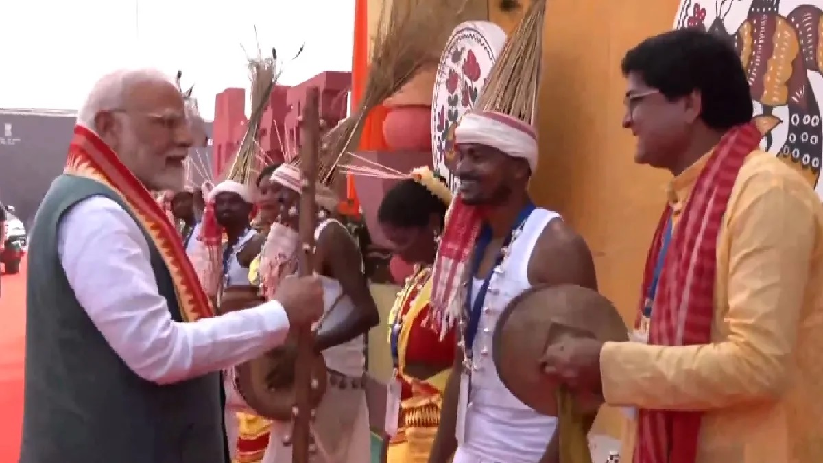 ‘साकार हो रहा पंडित दीनदयाल का सपना’, जमुई में हुआ पीएम मोदी का भव्य स्वागत, वाद्य यंत्र पर आजमाया हाथ