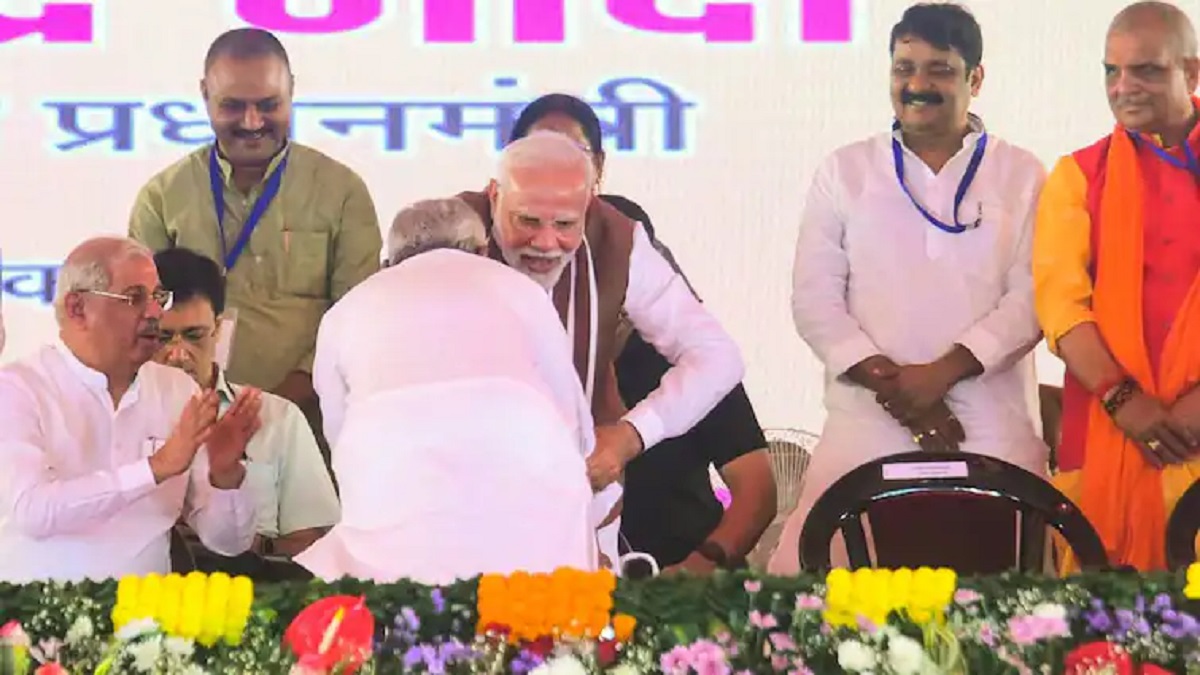 ‘बीजेपी के सामने बिहार की इज्जत गिरवी मत रखिए नीतीश’, PM मोदी के पैर छूने पर राजद ने साधा निशाना
