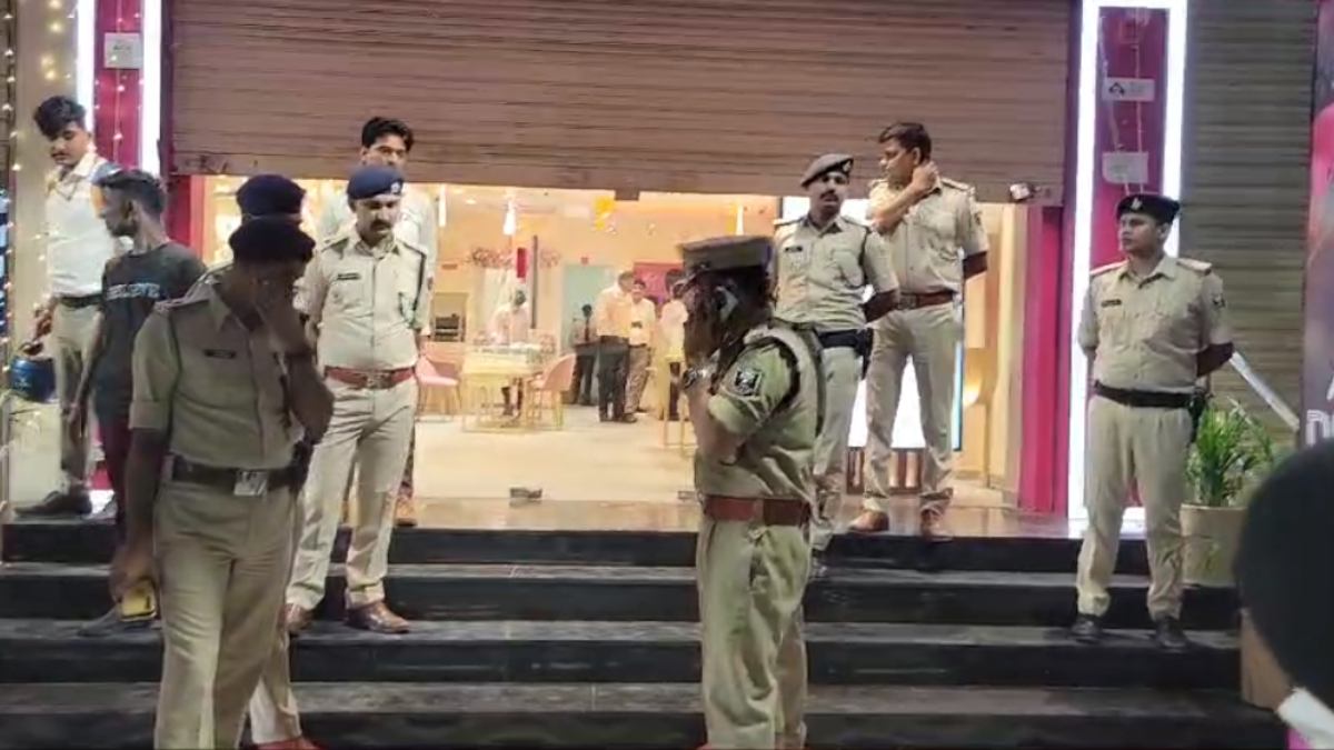 डकैती से दहली राजधानी: हथियारबंद लुटेरों ने कर्मचारियों को बनाया बंधक, तनिष्क के शोरूम से लाखों का माल उड़ाया, घटनास्थल से 300 मीटर दूरी पर है DGP का आवास
