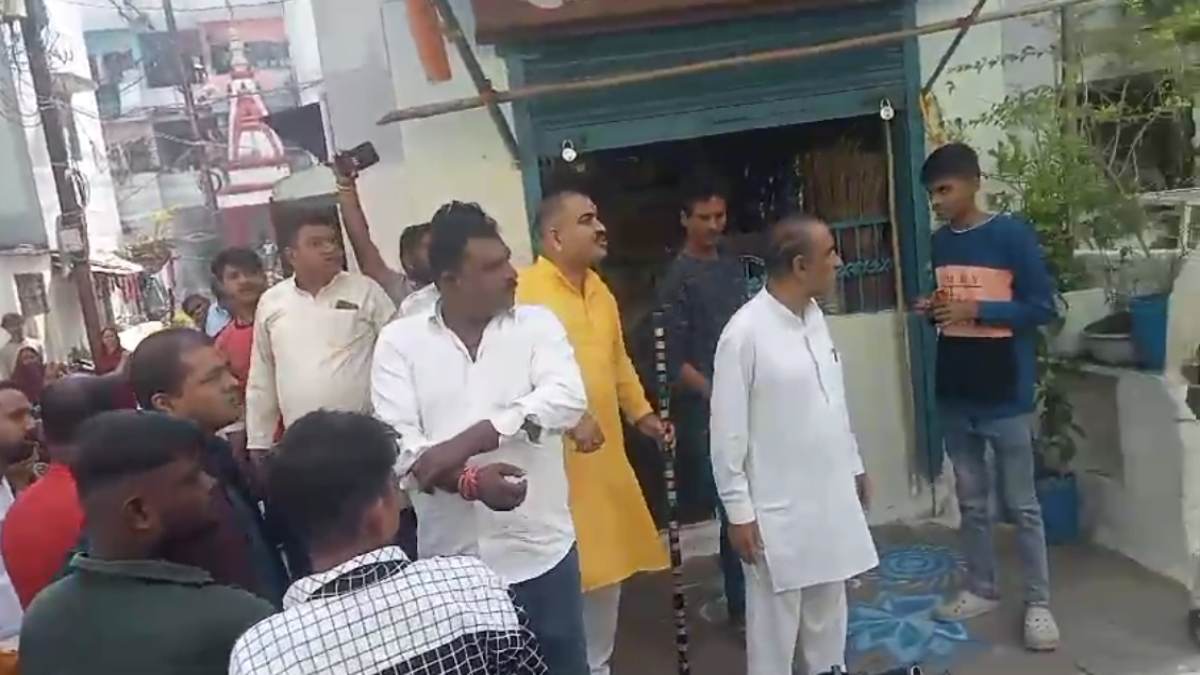 तू अब हट जा… BJP नेता की गुंडागर्दी, भद्दी-भद्दी गालियां देते VIDEO वायरल, गांजा चरस और शराब बेचने का आरोप, TI बोले- मेरे इलाके में कुछ नहीं बिकता