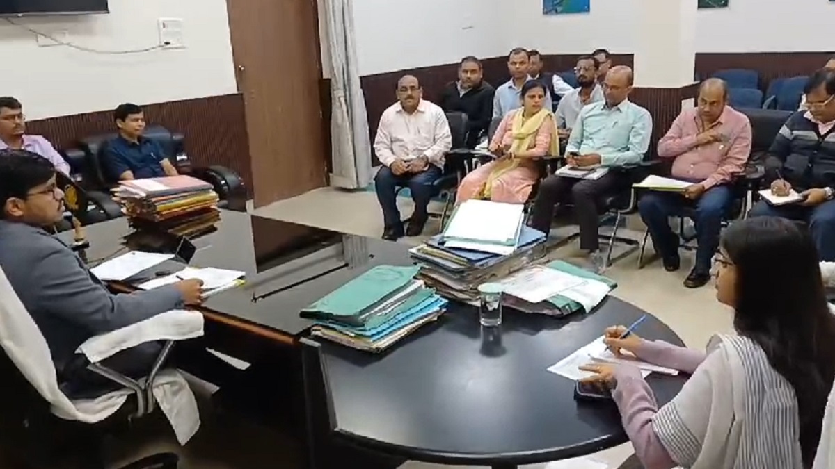 Bhagalpur News: पांच चरणों में संपन्न होगा पैक्स चुनाव, उप विकास आयुक्त की अध्यक्षता में हुई समीक्षा बैठक