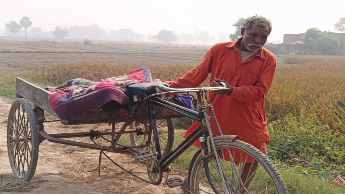 UP में इंसानियत शर्मसार! पत्नी के शव को ठेले में ले गया पति, किसी ने नहीं की मदद, जानें पूरा मामला