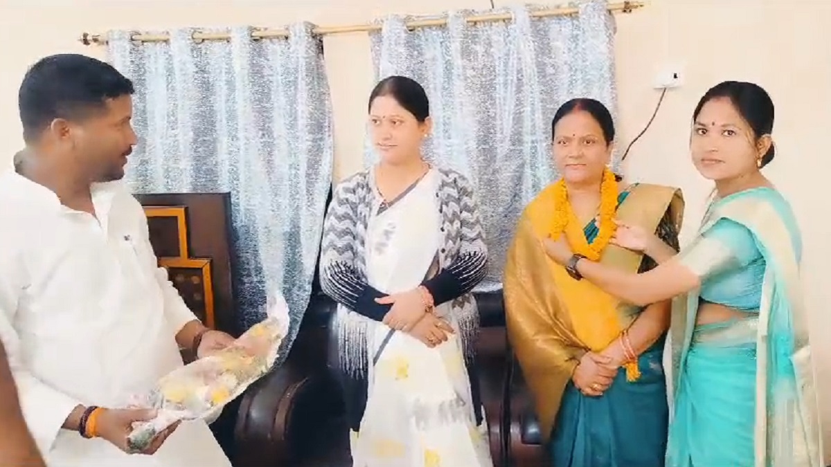 मोतिहारी युवा कांग्रेस ने महिला सशक्तिकरण के रूप में मनाया इंदिरा गांधी का जन्मदिन, समाज का प्रतिनिधित्व करने वाली महिलाओं को हुआ सम्मान