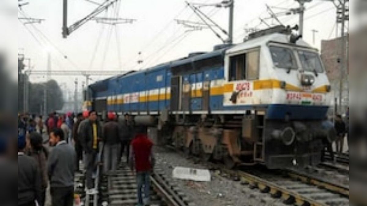 Munger Train Accident: मुंगेर में टला बड़ा ट्रेन हादसा, बिना ड्राइवर के ही चलने लगी गाड़ी और फिर…