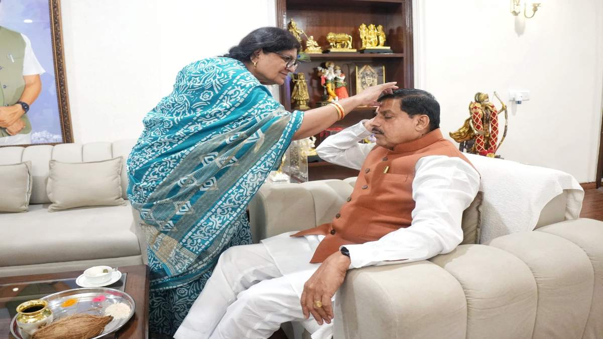 स्नेह पर्व भाई दूज…CM डॉ मोहन ने बड़ी बहन से लिया आशीर्वाद, मुख्यमंत्री ने दिए उपहार, प्रदेश की सभी बहनों के लिए की मंगल कामना