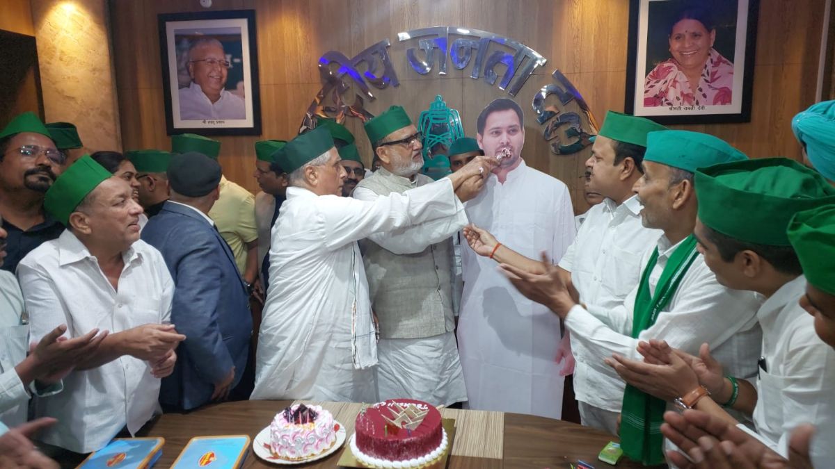 राजद कार्यालय में केक काटकर जगदानंद सिंह ने मनाया तेजस्वी यादव का जन्मदिन, तारीफ में कह दी ये बड़ी बात