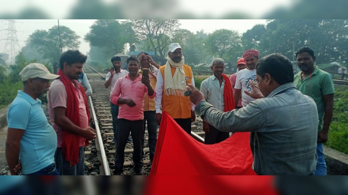 मजदूरी नहीं मिलने से नाराज NTPC MGR के मजदूरों ने घंटों जाम किया रेलवे ट्रैक, दी आंदोलन की चेतावनी