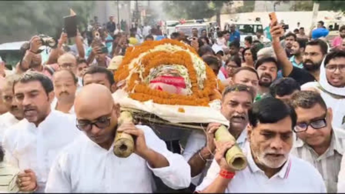 Sharda Sinha funeral: अंतिम यात्रा पर निकली शारदा सिन्हा, शव यात्रा में बज रहा उनका गाया हुआ आखिरी छठ गीत