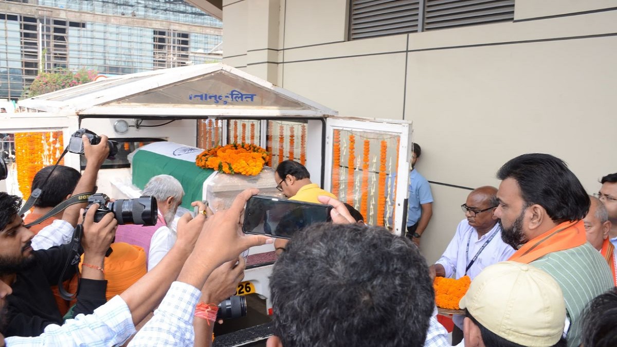 Sharda Sinha Death: पटना पहुंचा शारदा सिन्हा का पार्थिव शरीर, अंतिम दर्शन को एयरपोर्ट पर उमड़ा हुजूम