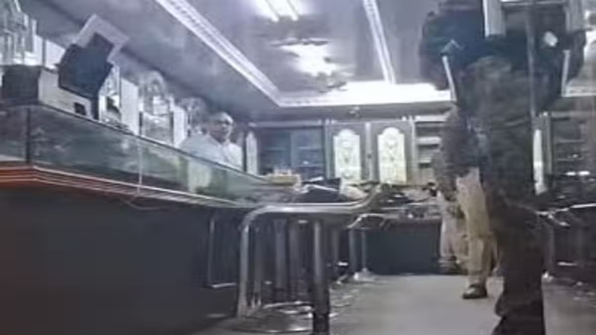 Samastipur News: 12 मिनट में लूट लिया करोड़ों का माल, बंदूक की नोक पर दुकानदार और कर्मचारी को बंधक बनाकर लूटे गहने