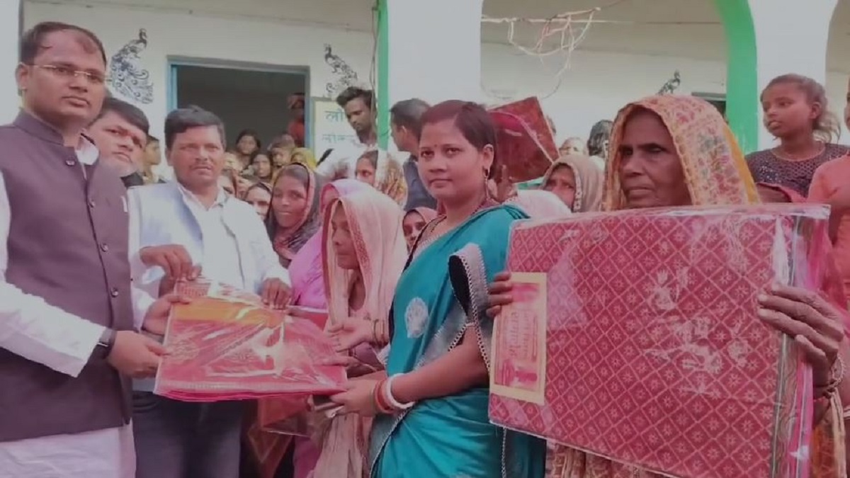 Saharsa News: समाजसेवी विकास राज ने छठ पर्व पर सैकड़ों गरीब व निःसहाय महिलाओं के बीच किया साड़ी का वितरण