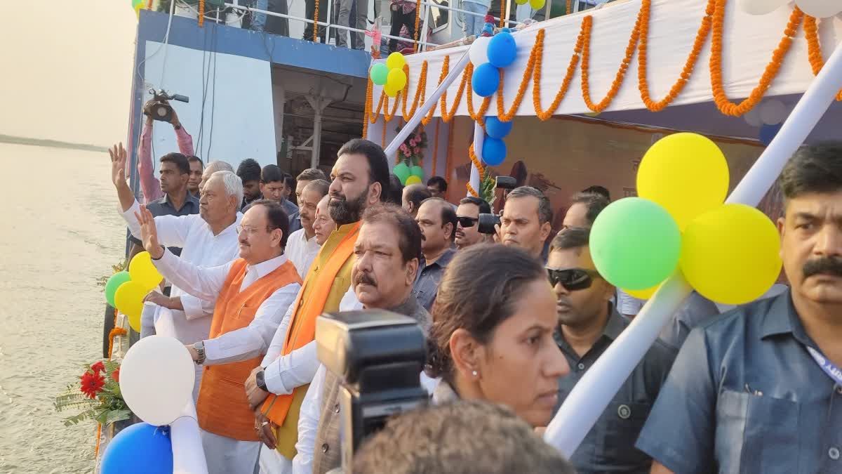 BJP अध्यक्ष जेपी नड्डा और CM नीतीश ने स्टीमर से देखा छठ घाट का अद्भुत नजारा, अस्ताचलगामी सूर्य को दिया अर्घ्य