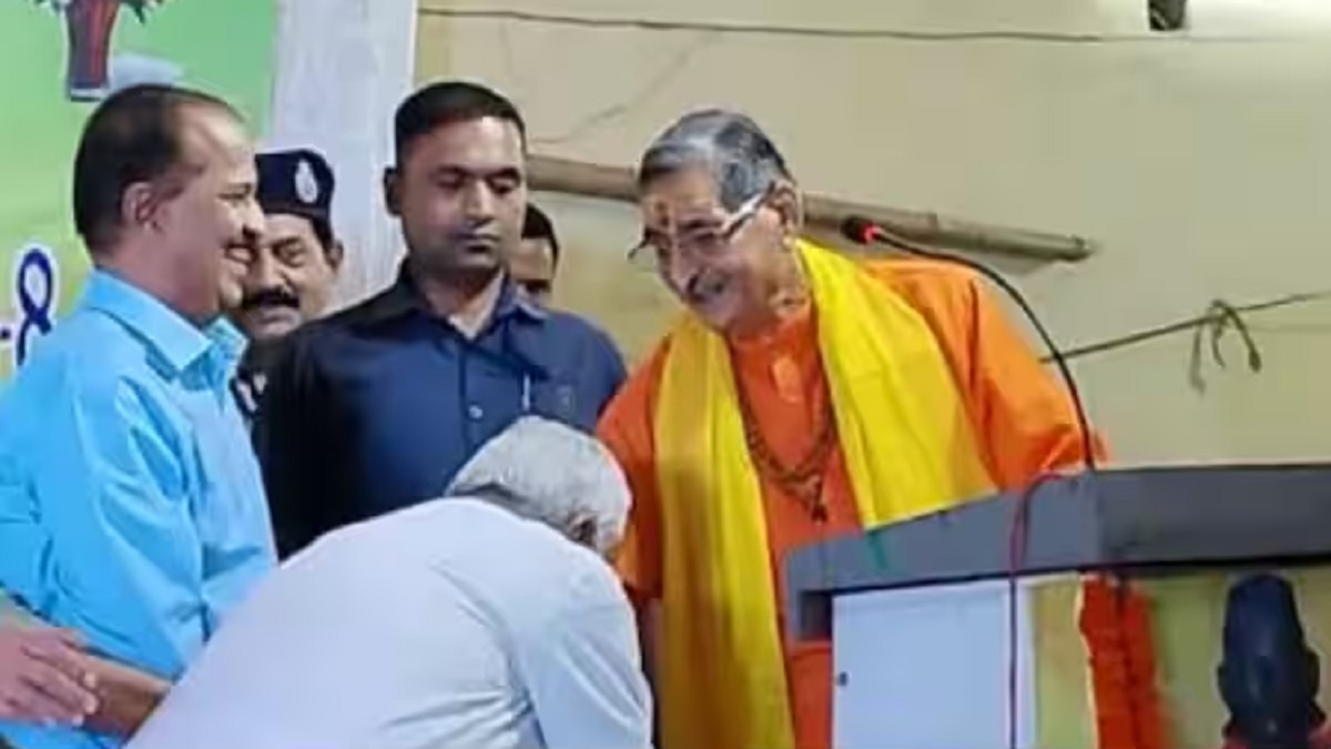Bihar Politics: PM मोदी के बाद सीएम नीतीश कुमार ने छुए इस बीजेपी नेता के पैर, सोशल मीडिया पर VIDEO वायरल