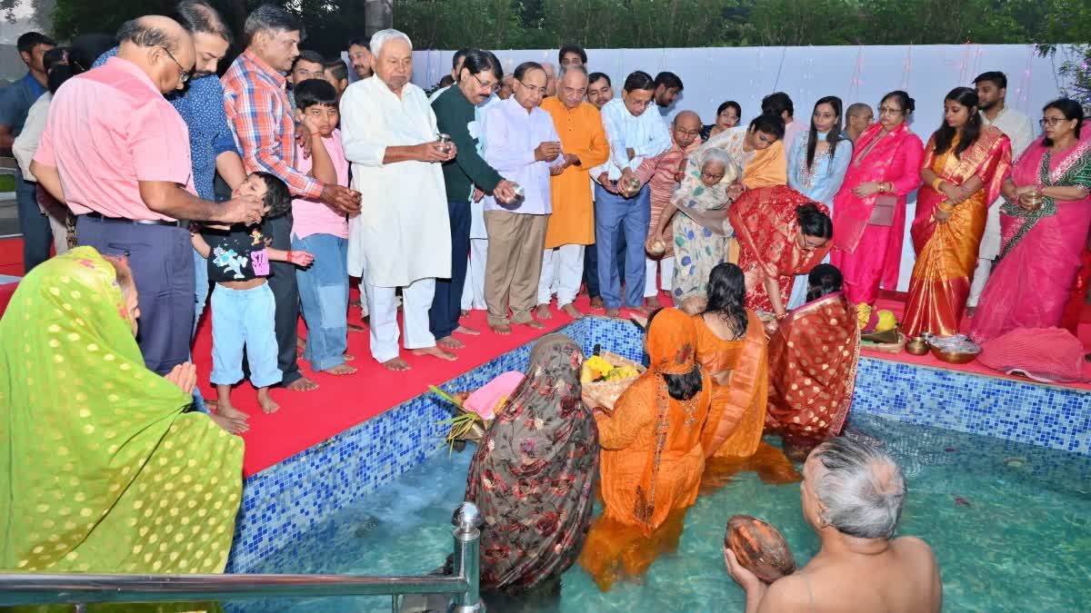 Chhath Puja: सीएम आवास में धूमधाम से मना छठ का पर्व, मुख्यमंत्री नीतीश ने परिवार के साथ दिया उदयमान सूर्य को अर्घ्य