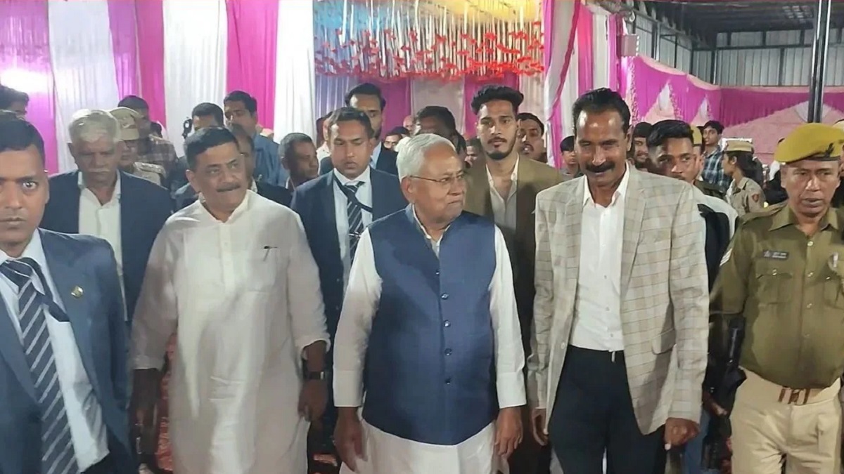 अपने PSO के घर शादी समारोह में शामिल होने के लिए बेटे निशांत के साथ हरियाणा पहुंचे CM नीतीश कुमार, पूरे परिवार के साथ खिंचवाई फोटो