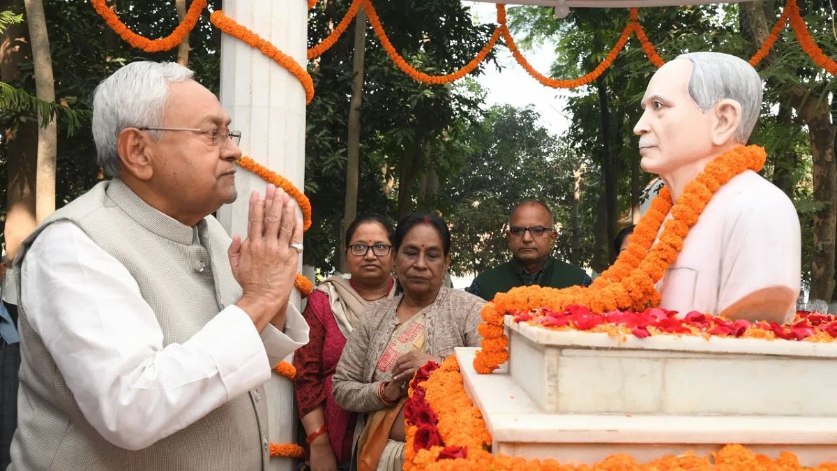 पैतृक गांव कल्याण बिगहा पहुंचे CM नीतीश कुमार, पुण्य तिथि पर पिता कविराज रामलखन सिंह को अर्पित की श्रद्धांजलि