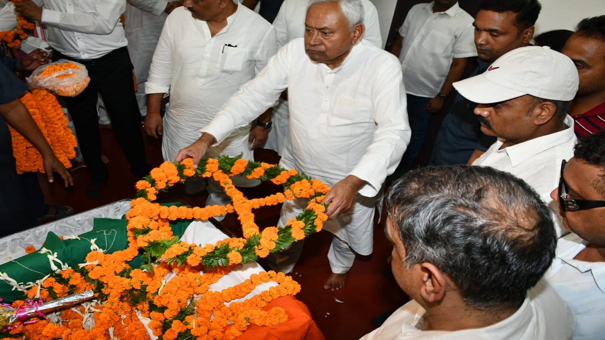 सीएम नीतीश कुमार ने शारदा सिन्हा के पार्थिव शरीर को दी श्रद्धांजलि, शाम को पटना पहुंचेंगे जेपी नड्डा