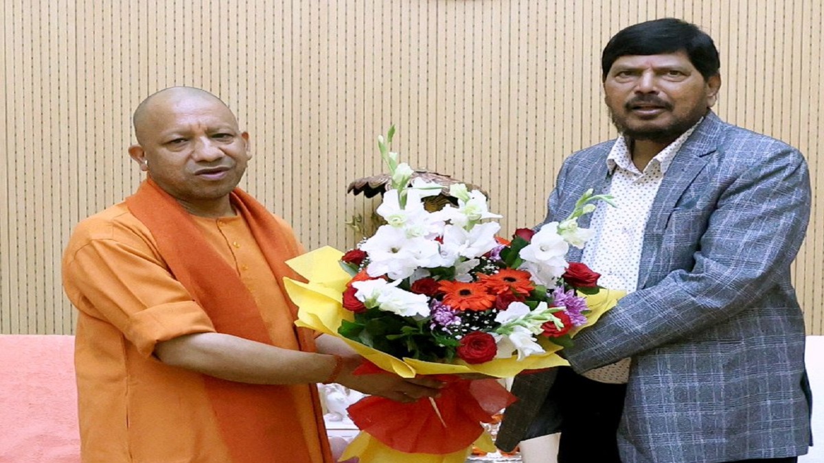 लखनऊ पहुंचे केंद्रीय मंत्री आठवले, सीएम योगी से की मुलाकात, विपक्ष के EVM वाले बयान पर कही ये बात