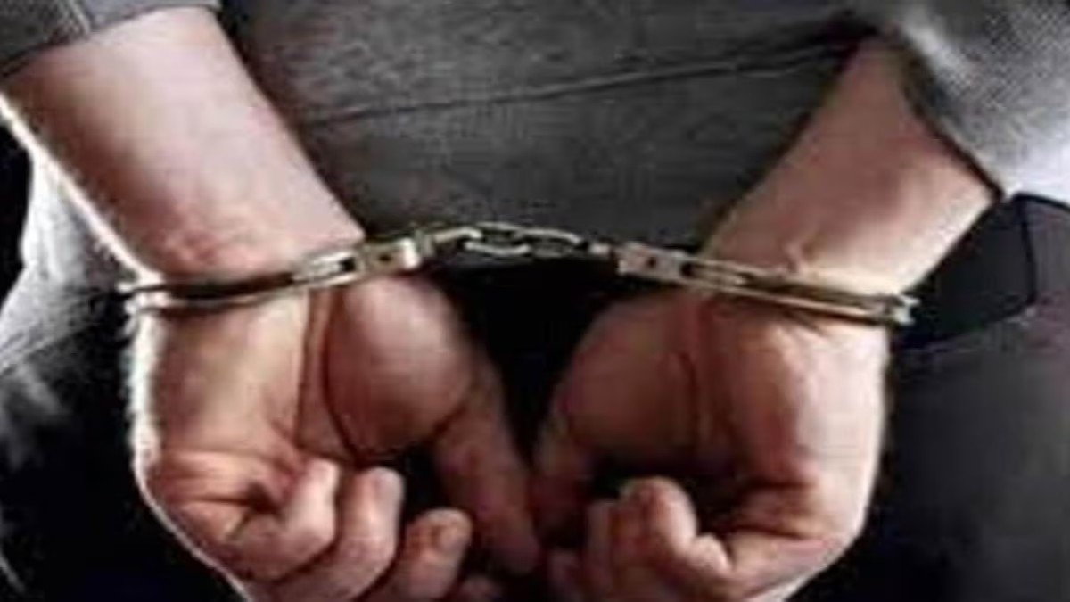 बड़ी खबरः हत्या का आरोपी पुलिस कस्टडी से भागा, घटनास्थल लेकर गई थी पुलिस, तलाश जारी