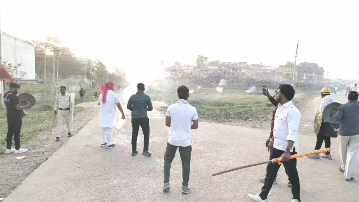 हिंगोट युद्ध की शुरुआत: दो दलों के योद्धा हुए आमने-सामने, हजारों की संख्या में पहुंचे दर्शक