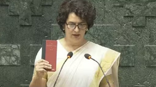 प्रियंका गांधी ने हाथ में संविधान की कॉपी लेकर ली सांसद पद की शपथ, बेटे रेहान और बेटी मिराया वाड्रा भी रहे मौजूद