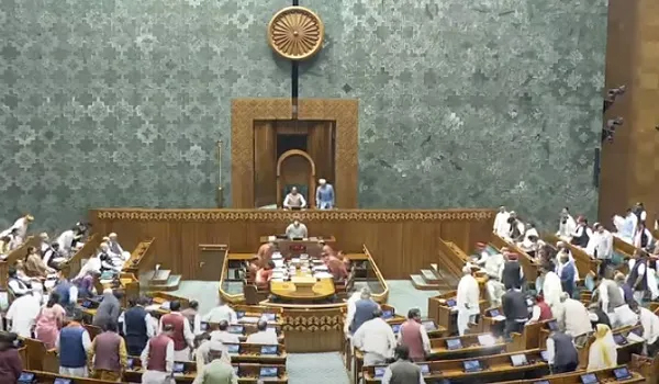 Parliament Winter Session 2024 Live: संसद के शीतकालीन सत्र के पहले दिन ही जोरदार हंगामा, लोकसभा और राज्यसभा बुधवार तक के लिए स्थगित