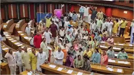 दिल्ली  MCD चुनाव में हंगामा कर रहे कांग्रेस पार्षद बाहर निकाले, पार्टी बोली- हमने बहिष्कार किया