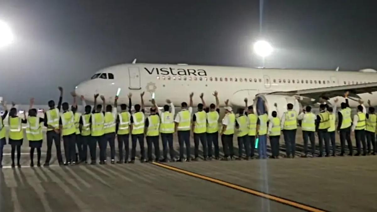 Vistara ने भरी अपनी आखिरी उड़ान, एयर इंडिया के साथ मर्जर के बाद विदाई का अनोखा अंदाज…