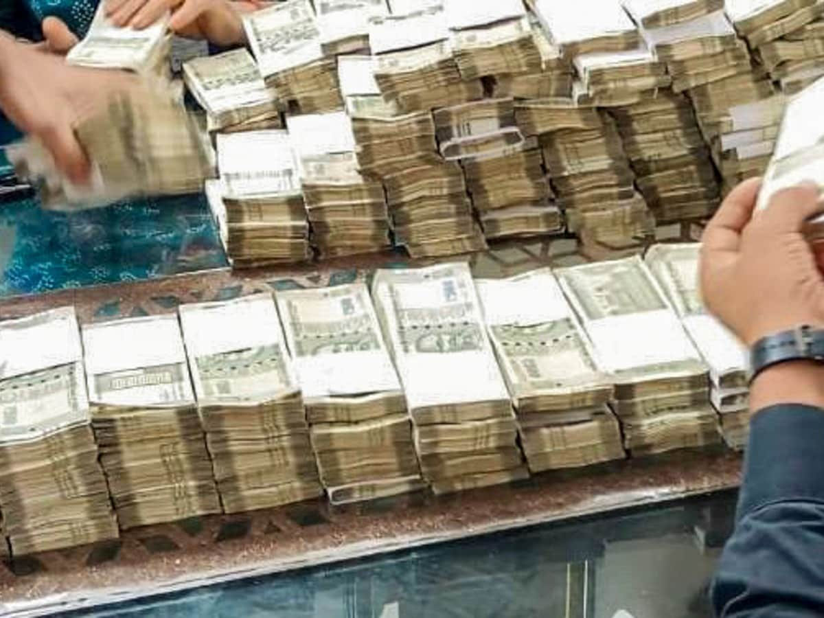 दिल्ली सरकार का अफसर घूस लेते गिरफ्तार, CBI के छापे में घर से मिले 3.79 करोड़ कैश और संपत्ति के कागज