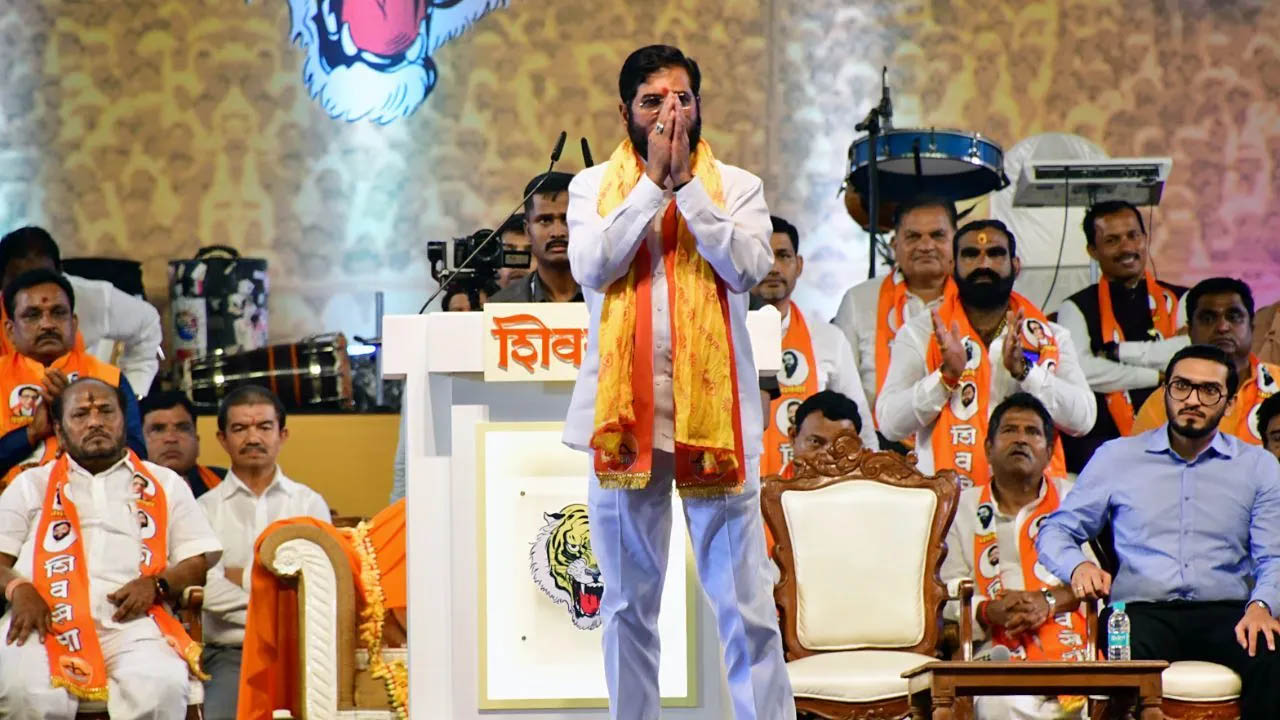 Maharashtra: CM एकनाथ शिंदे को उद्धव ठाकरे के कार्यकर्ताओं ने दिखाए काले झंडे, काफिला रोकने की कोशिश