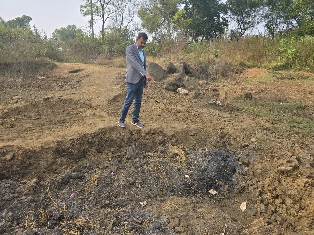 CG News: अलेक्जेंडर खदान से लगी जमीनों में हो रही अवैध खुदाई, कीमती रत्नों के लिए धो रहे मिट्टी!