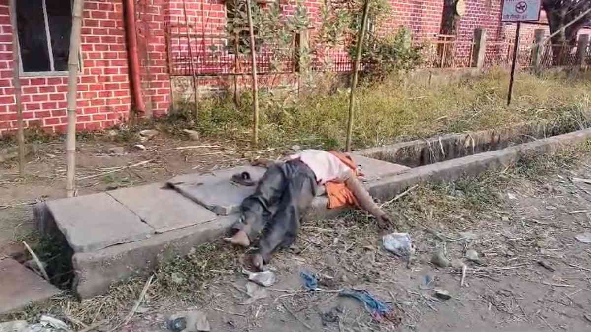 CG Breaking: आत्मानंद स्कूल के सामने मिली लाश, इलाके में मचा हड़कंप