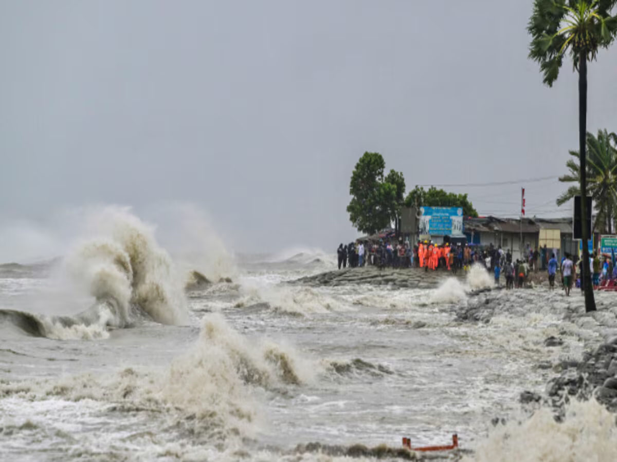 Cyclone Fengal Updates: कहर बनकर आ रहा साइक्लोन फेंगल, इन इलाकों में भारी बारिश के आसार; मौसम विभाग ने जारी की चेतावनी