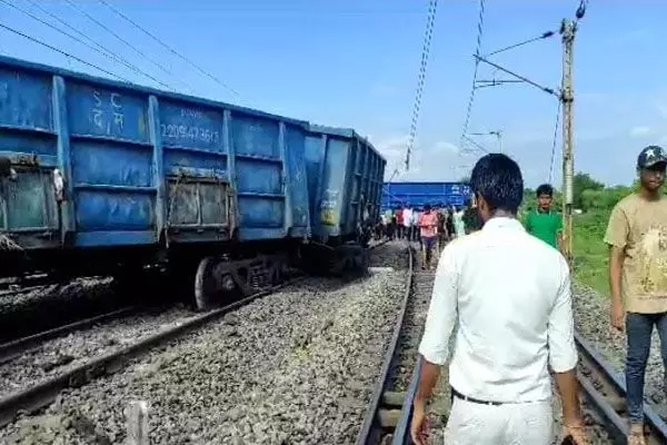 तेलंगाना में भीषण ट्रेन हादसा, मालगाड़ी के 11 डब्बे पटरी से उतरे, दिल्ली-चेन्नई मार्ग पर यातायात ठप